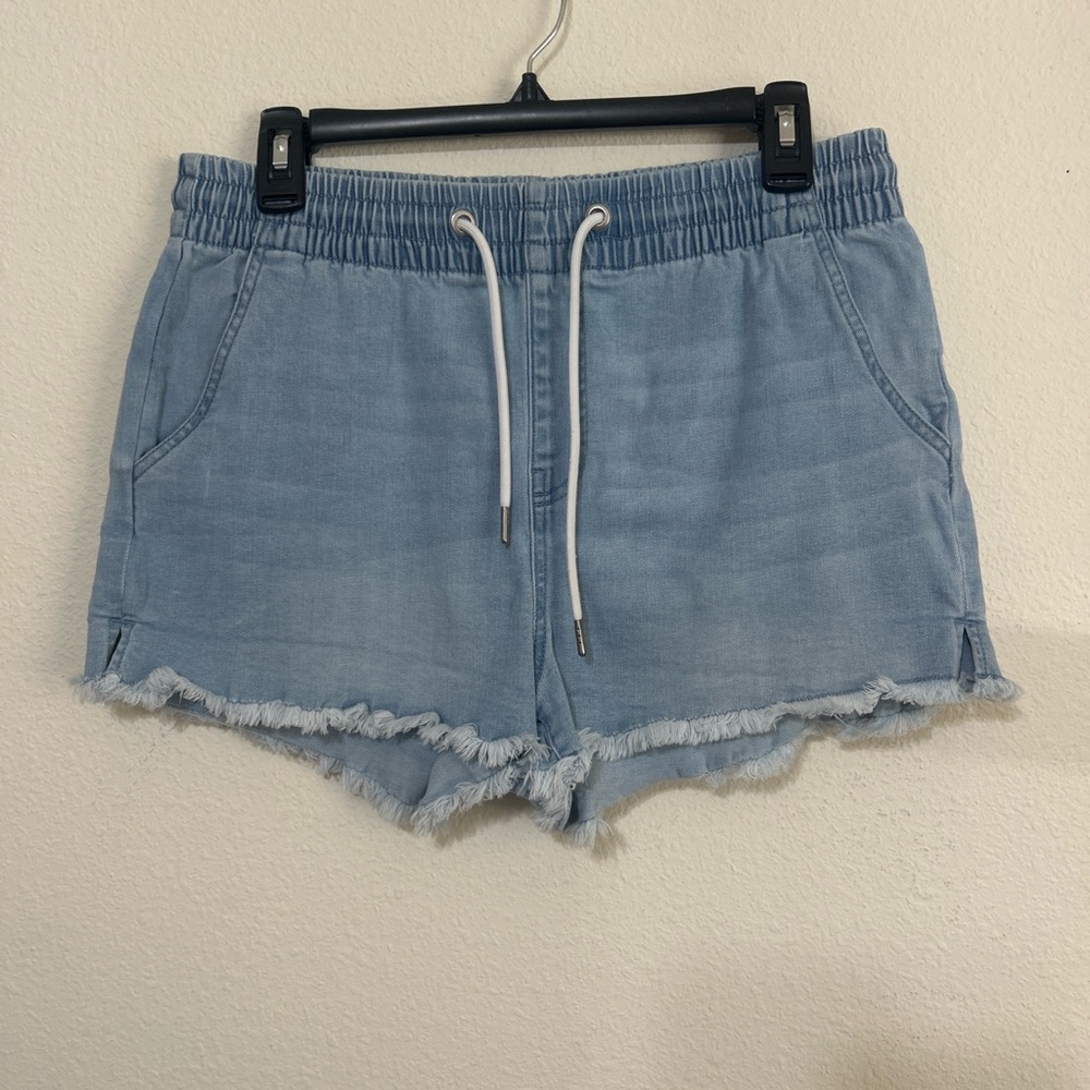 Kendall + Kylie Light Wash Denim Drawstring Frayed Hem Jogger Shorts - Picture 4 of 8